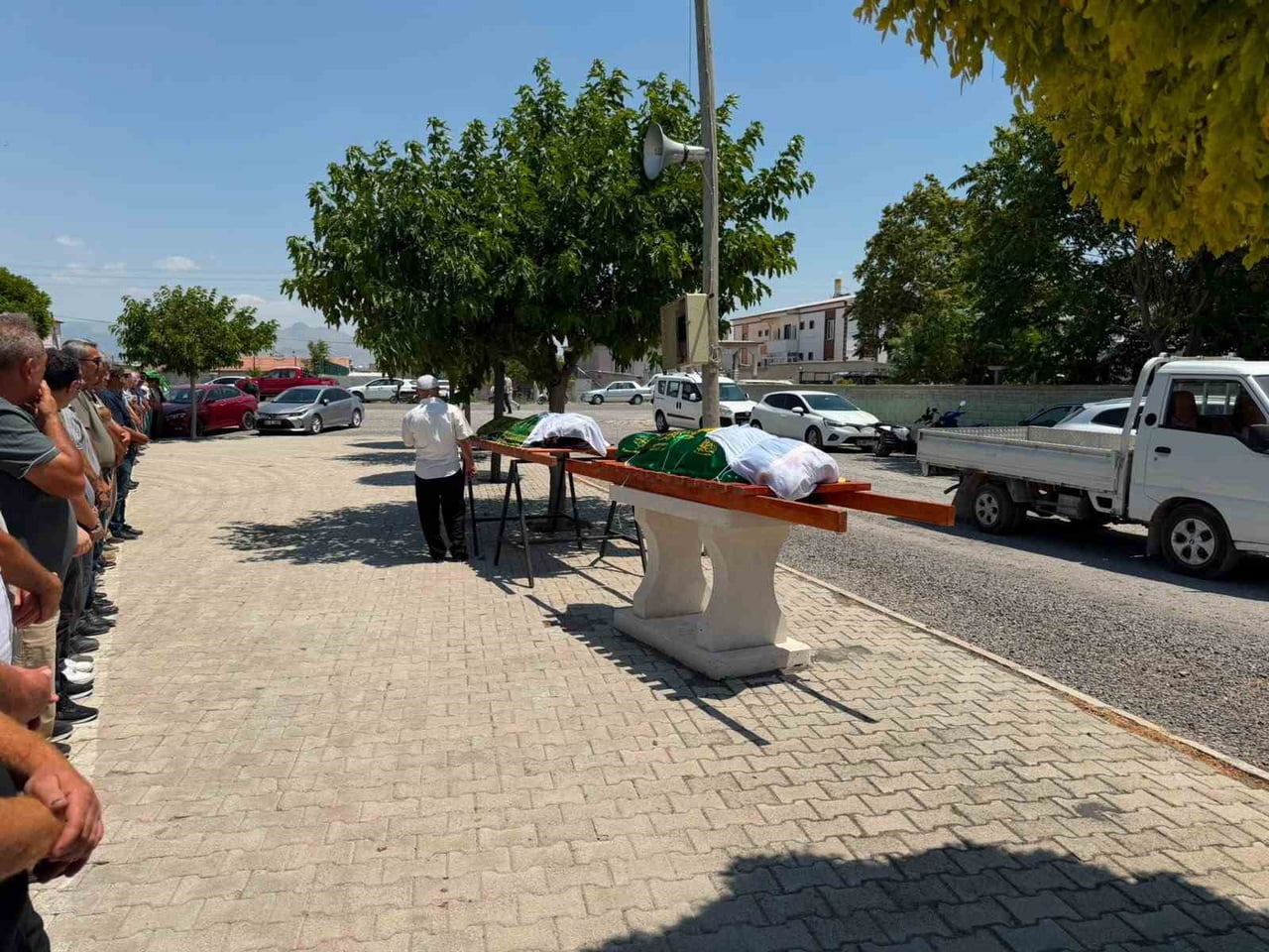 KONYA'DA CİNAYETE KURBAN GİDEN ANNE VE KIZI KARAPINAR İLÇESİNDE SON YOLCULUĞUNA UĞURLANDI.