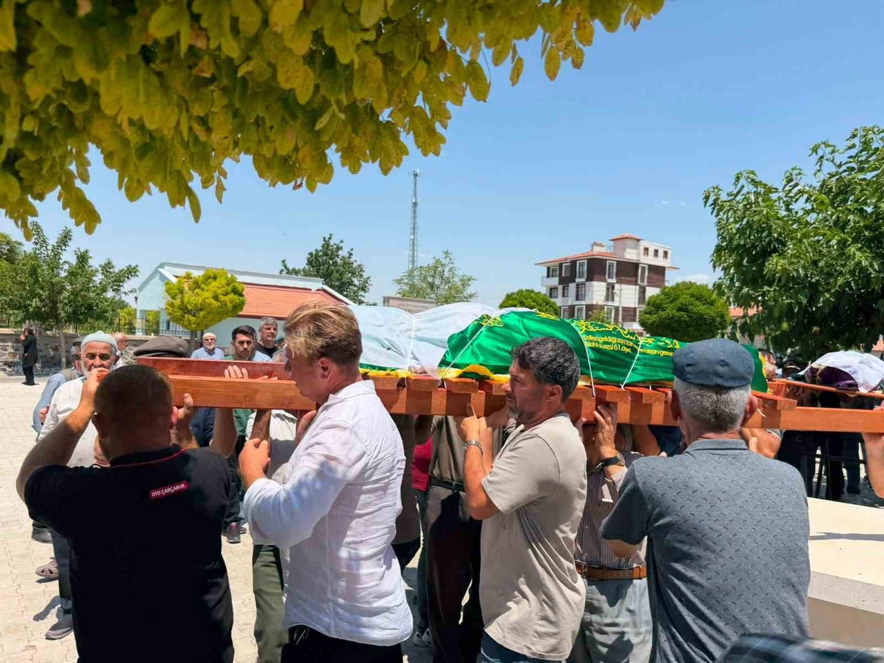 KONYA'DA CİNAYETE KURBAN GİDEN ANNE VE KIZI KARAPINAR İLÇESİNDE SON YOLCULUĞUNA UĞURLANDI.