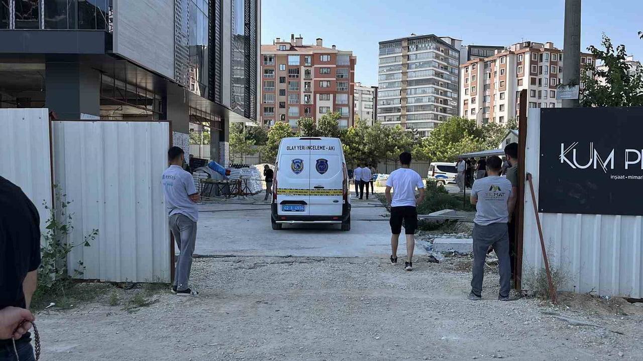 KONYA'DA İNŞAATIN DIŞ CEPHESİNE KURULAN KULE YÜK ASANSÖRÜNDEN YEDİNCİ KATTAN BETON ZEMİNE DÜŞEN...