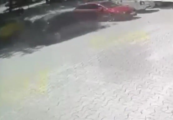 KONYA'DA KONTROLDEN ÇIKAN TİCARİ TAKSİNİN ÇARPMASI SONUCU KALDIRIMDA YÜRÜYEN ANNE VE KIZIN...
