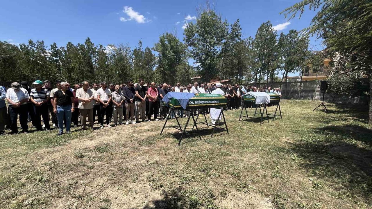 KONYA'DA TİCARİ TAKSİNİN ÇARPMASI SONUCU HAYATINI KAYBEDEN ANNE VE KIZI SON YOLCULUKLARINA...