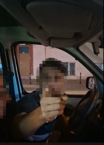 KONYA'DA TRAFİK TARTIŞMASINDA ARAÇ SÜRÜCÜSÜ MOTOSİKLET SÜRÜCÜSÜNE SALDIRDI.