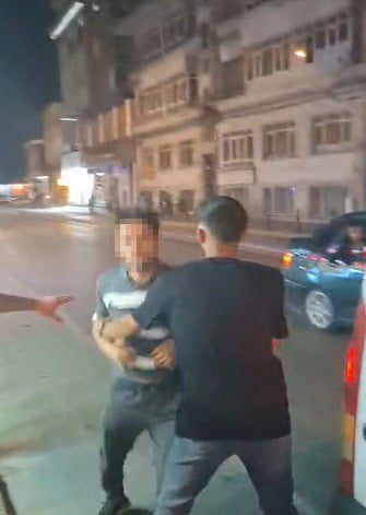 KONYA'DA TRAFİK TARTIŞMASINDA ARAÇ SÜRÜCÜSÜ MOTOSİKLET SÜRÜCÜSÜNE SALDIRDI.