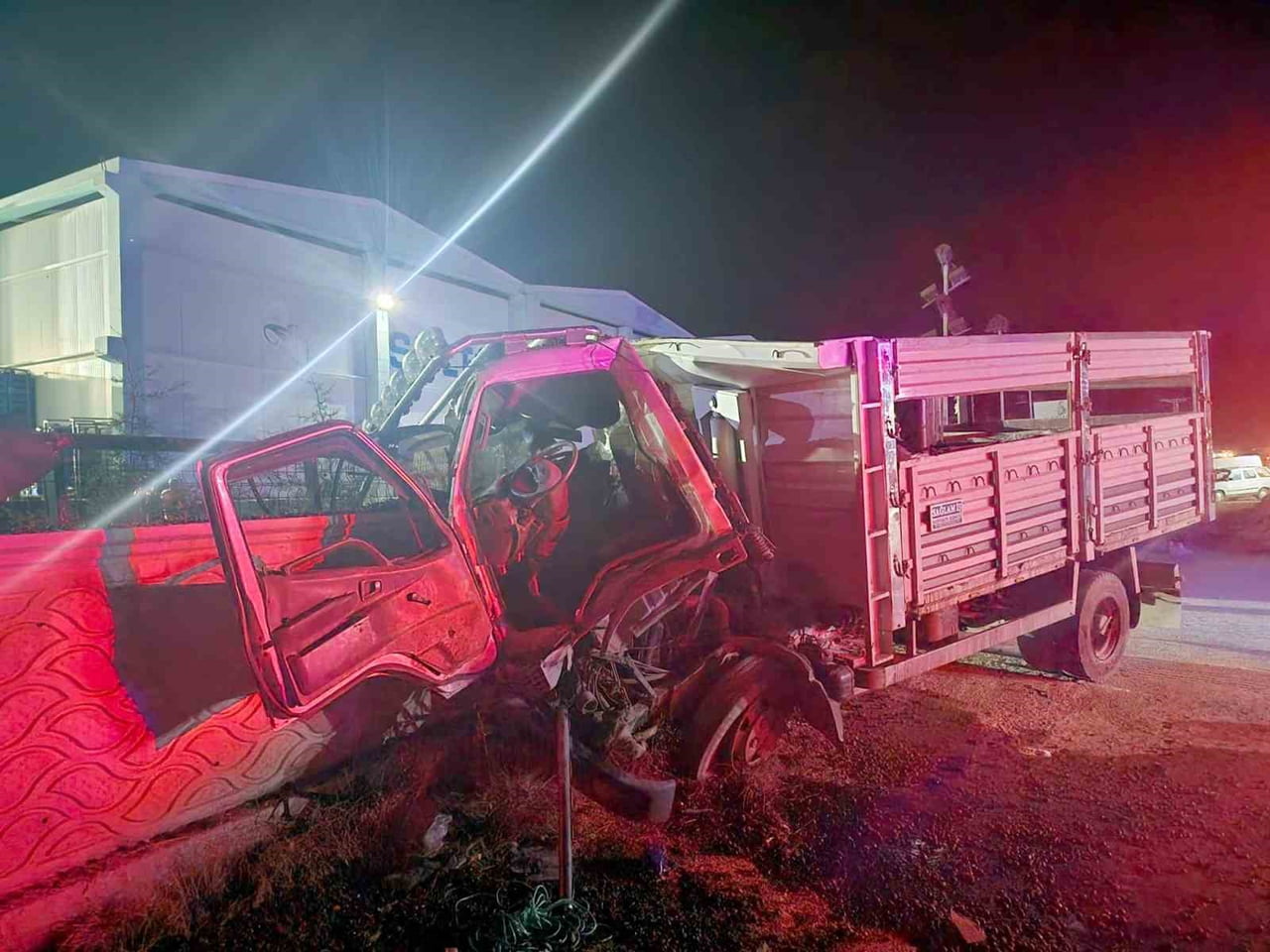 KONYA'NIN AKŞEHİR İLÇESİ YAKINLARINDA MEYDANA GELEN TRAFİK KAZASINDA, TRAKTÖRE ÇARPTIKTAN SONRA...