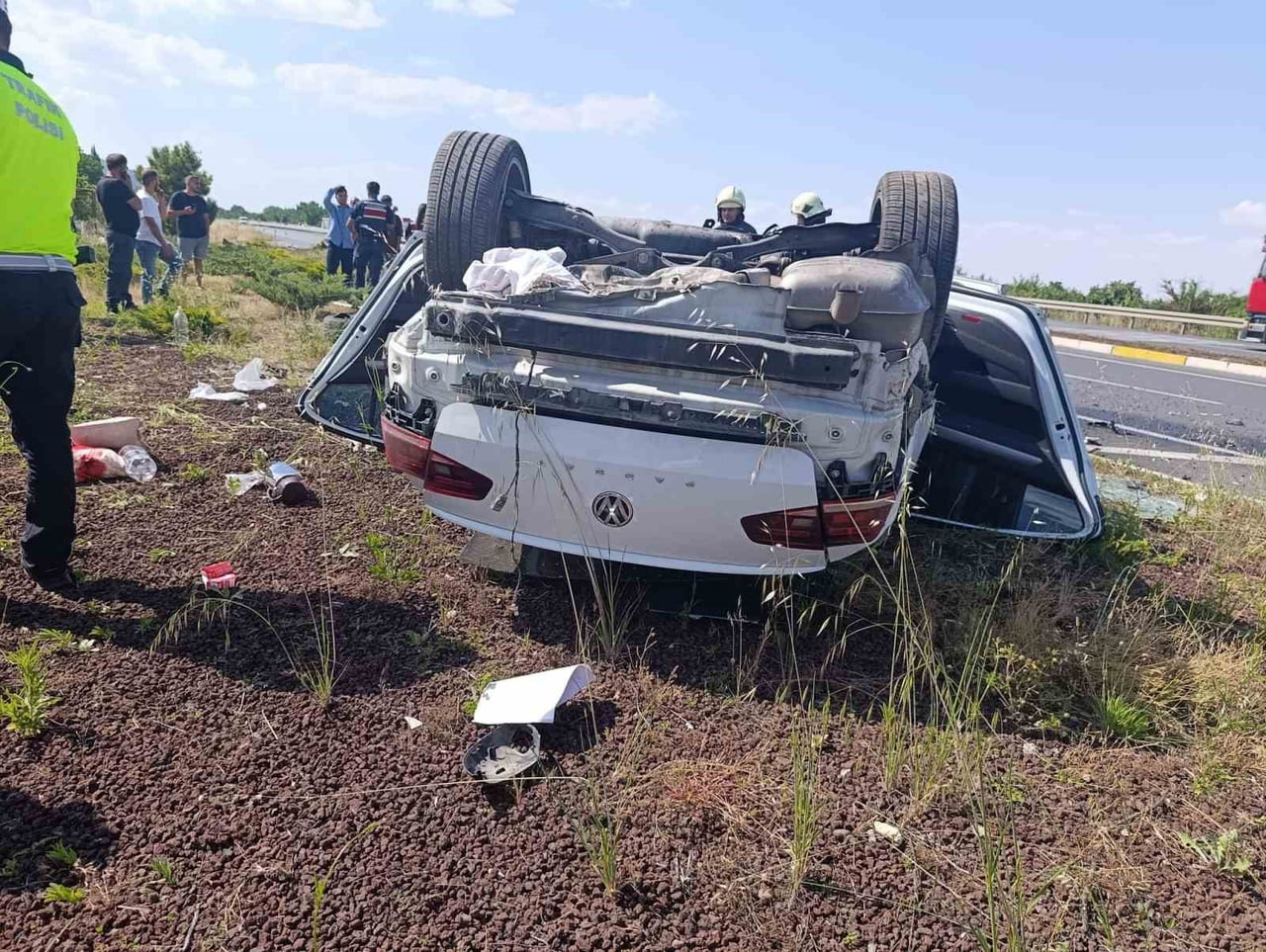 KONYA'NIN AKŞEHİR İLÇESİNDE KONTROLDEN ÇIKARAK REFÜJE ÇARPAN OTOMOBİL HURDAYA DÖNDÜ. KAZADA AYNI...