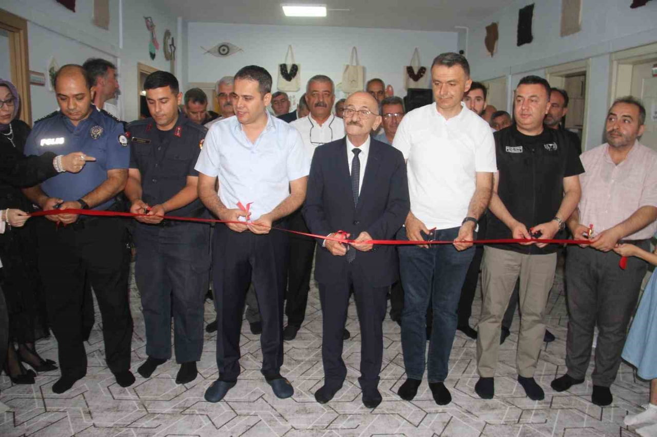 KONYA'NIN BEYŞEHİR İLÇESİNDE AİLE DESTEK MERKEZİ (ADEM) BÜNYESİNDE EĞİTİM ALAN KADIN KURSİYERLERİN...