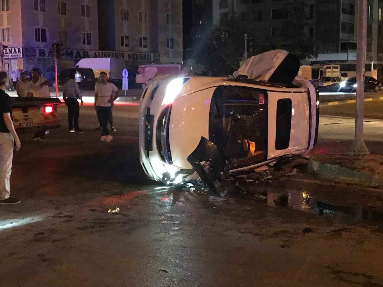 KONYA'NIN EREĞLİ İLÇESİNDE İKİ OTOMOBİLİN ÇARPIŞMASI SONUCU 2 KİŞİ YARALANDI.