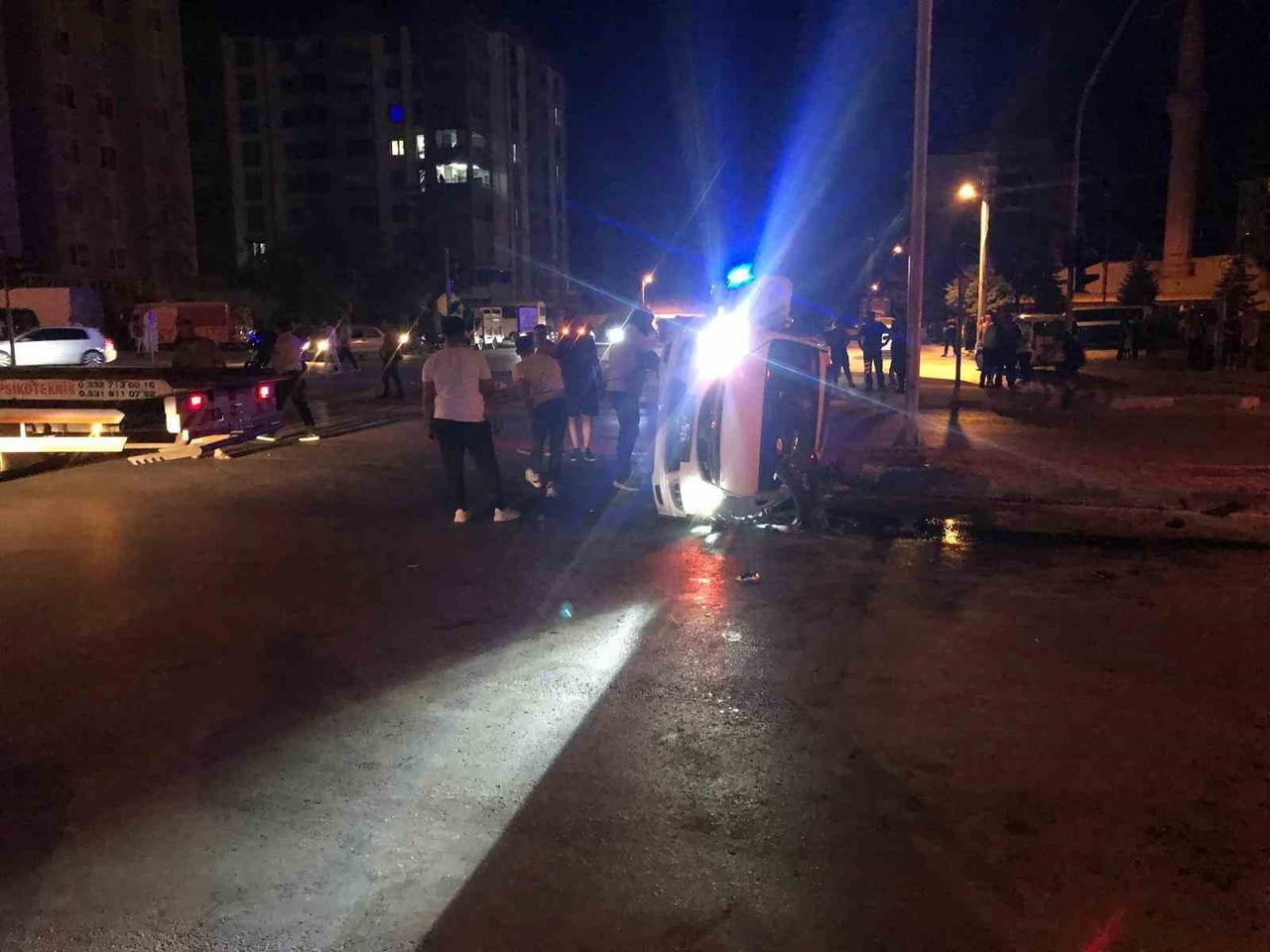 KONYA'NIN EREĞLİ İLÇESİNDE İKİ OTOMOBİLİN ÇARPIŞMASI SONUCU 2 KİŞİ YARALANDI.