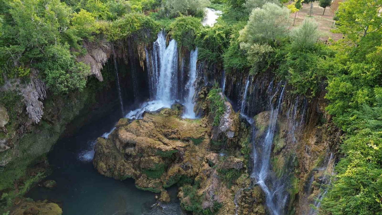 KONYA'NIN HADİM İLÇESİNDE YER ALAN YERKÖPRÜ ŞELALESİ, HAVALARIN ISINMASIYLA BİRLİKTE DOĞAYLA İÇ...