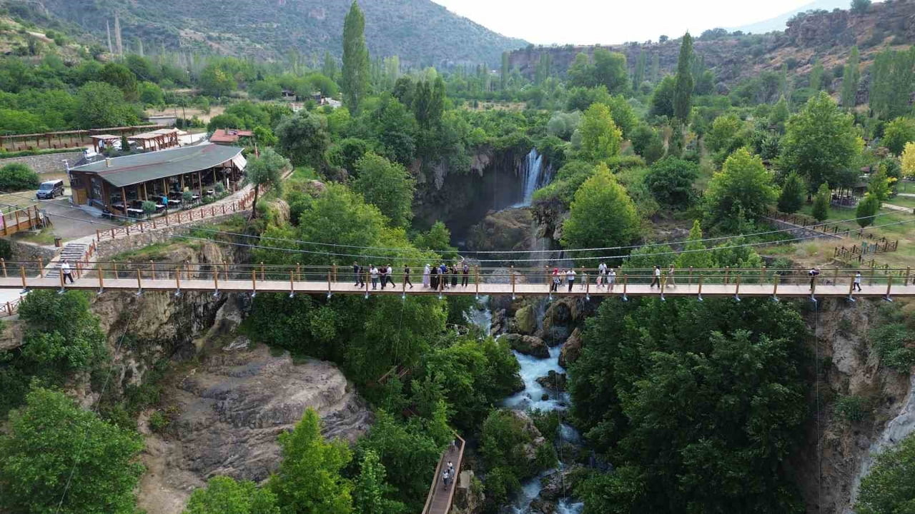 KONYA'NIN HADİM İLÇESİNDE YER ALAN YERKÖPRÜ ŞELALESİ, HAVALARIN ISINMASIYLA BİRLİKTE DOĞAYLA İÇ...