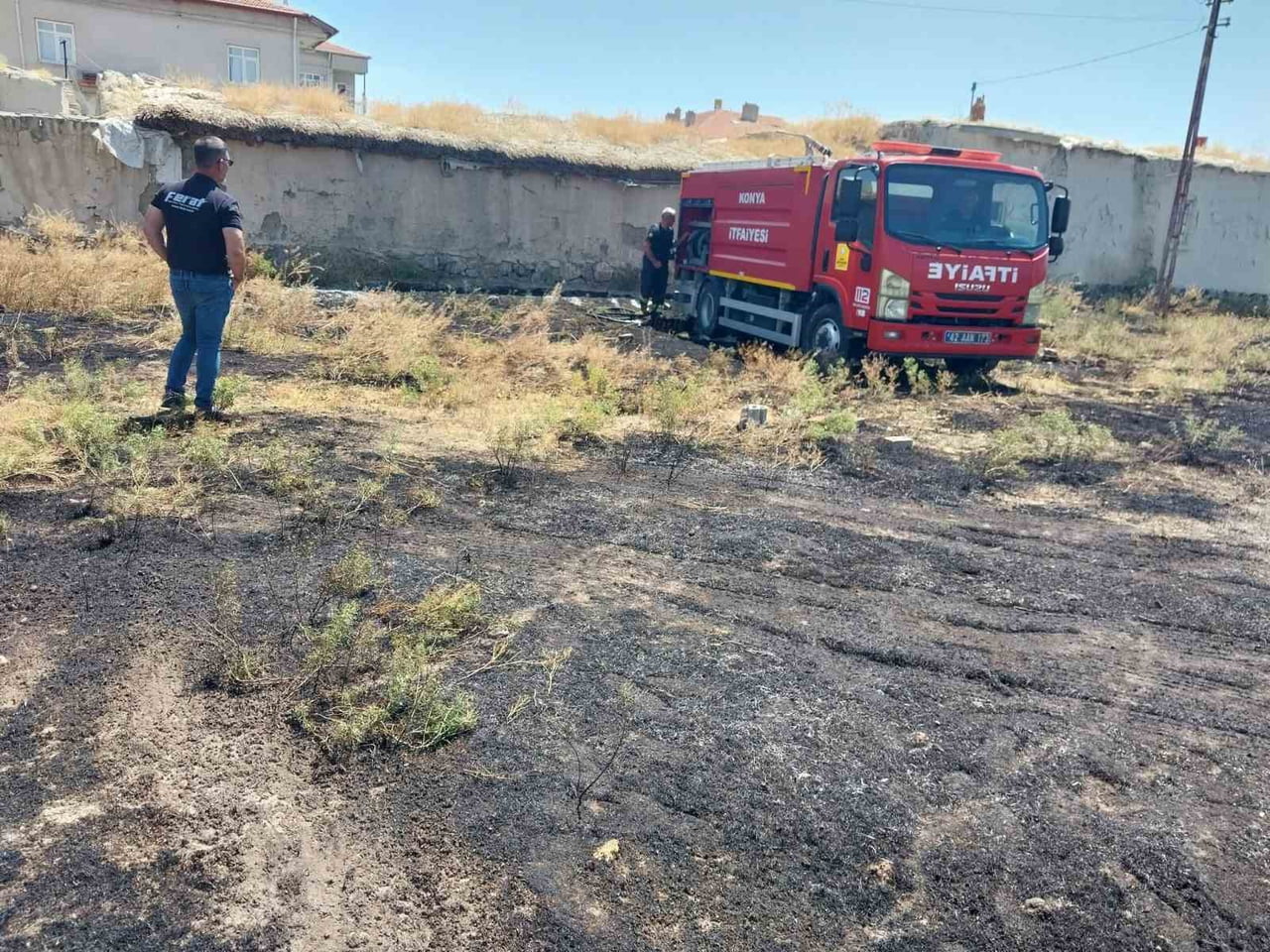 KONYA'NIN KARAPINAR İLÇESİNDE BOŞ ARAZİDE ÇIKAN OT YANGINI, İTFAİYE EKİPLERİNİN MÜDAHALESİYLE...