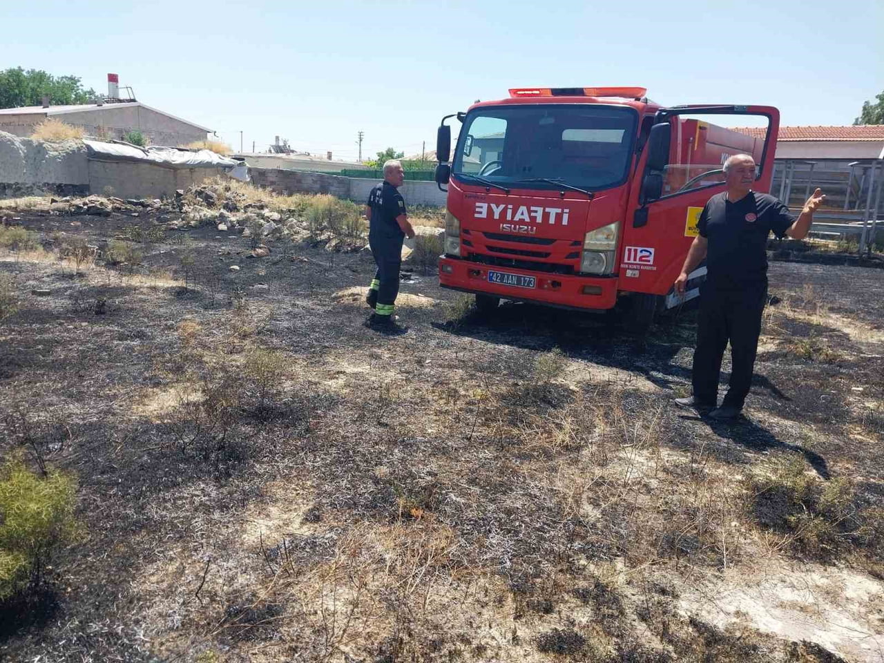 KONYA'NIN KARAPINAR İLÇESİNDE BOŞ ARAZİDE ÇIKAN OT YANGINI, İTFAİYE EKİPLERİNİN MÜDAHALESİYLE...