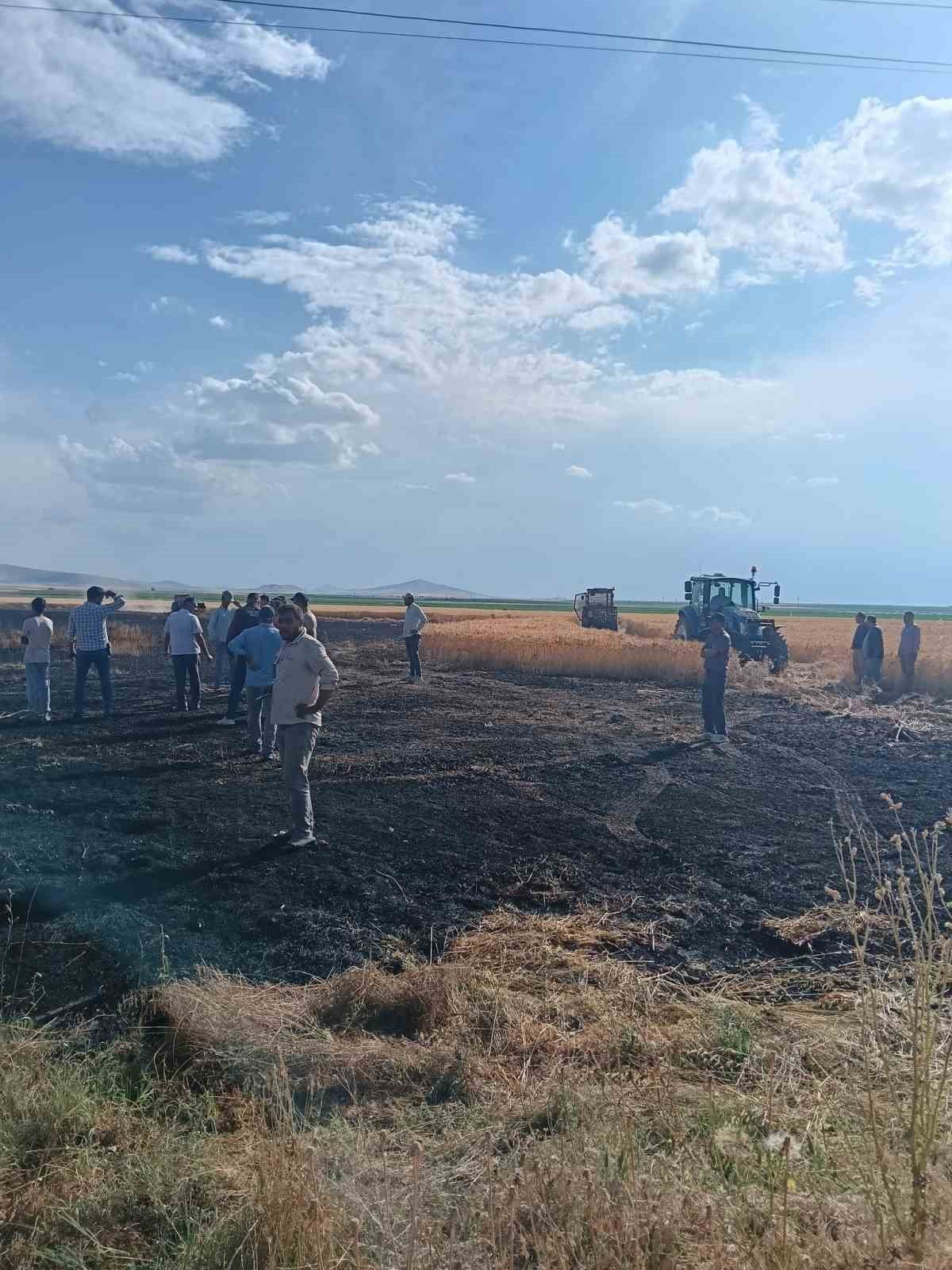 KONYA'NIN KARAPINAR İLÇESİNDE BUĞDAY EKİLİ TARLADA ÇIKAN YANGINDA YAKLAŞIK 20 DEKARLIK EKİLİ ALAN...