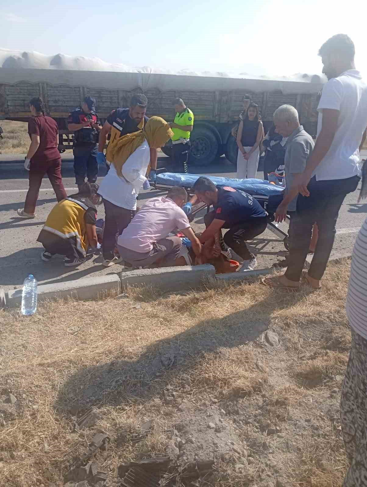 KONYA'NIN KARAPINAR İLÇESİNDE MEYDANA GELEN TEK TARAFLI TRAFİK KAZASINDA 4 KİŞİ YARALANDI.