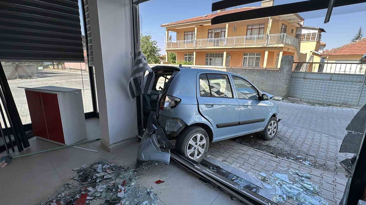 KONYA'NIN KULU İLÇESİNDE KONTROLDEN ÇIKAN BİR OTOMOBİL PARK HALİNDEKİ İKİ ARACA ÇARPTI. ÇARPMANIN...