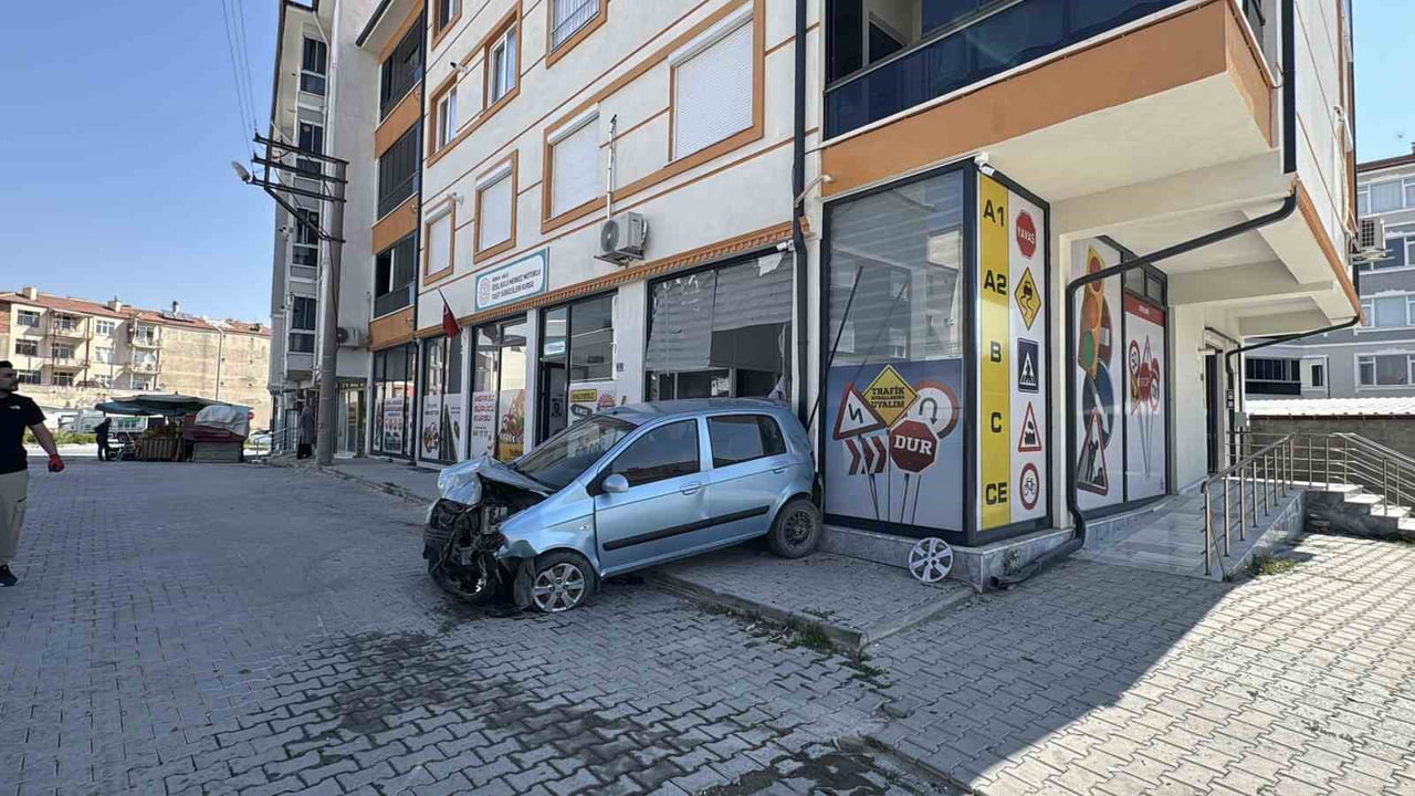 KONYA'NIN KULU İLÇESİNDE KONTROLDEN ÇIKAN BİR OTOMOBİL PARK HALİNDEKİ İKİ ARACA ÇARPTI. ÇARPMANIN...