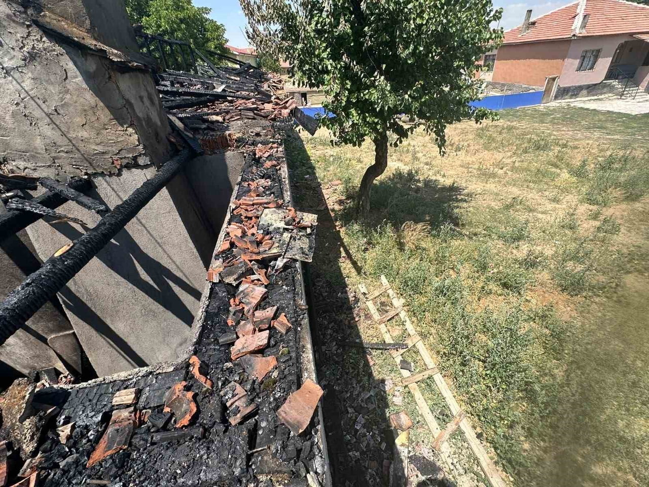 KONYA'NIN KULU İLÇESİNDE MÜSTAKİL EVDE ÇIKAN YANGINDA ÇATI YANARAK KULLANILAMAZ HALE GELDİ.