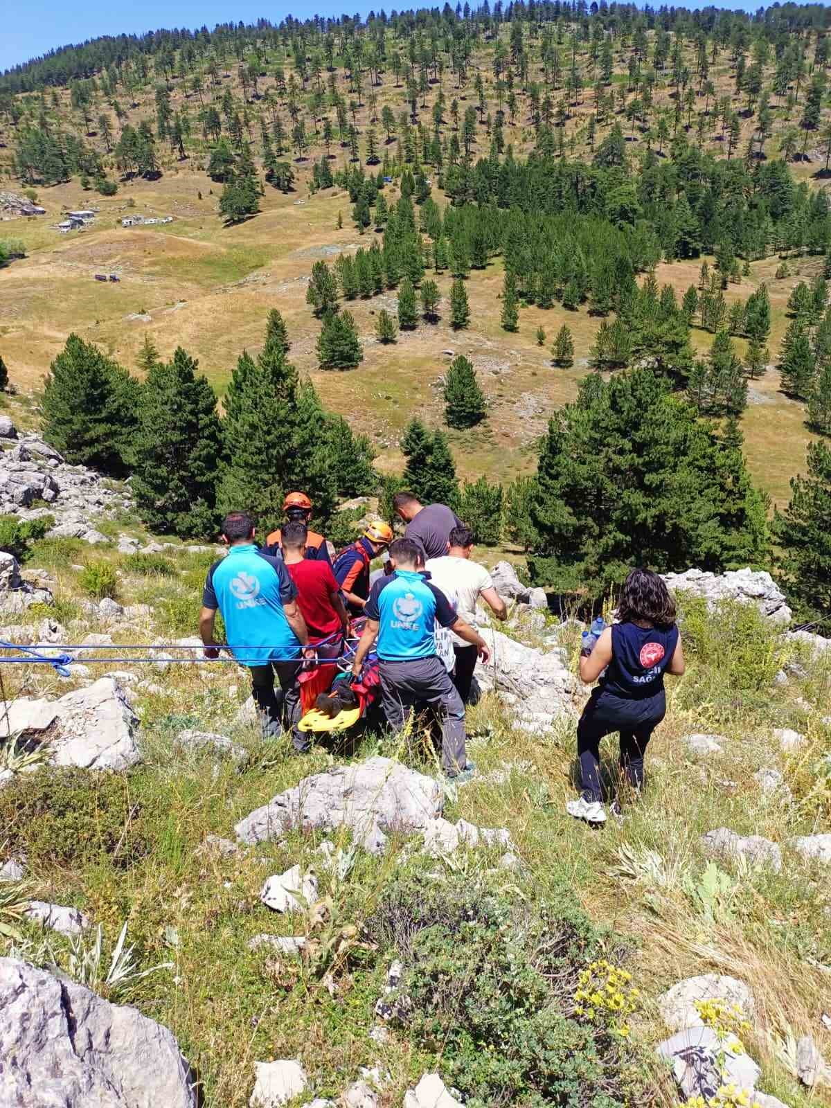 KONYA'NIN SEYDİŞEHİR İLÇESİNDE DAĞDA KEKİK TOPLADIĞI SIRADA KAYALIKTAN DÜŞEN VATANDAŞ AMBULANS...