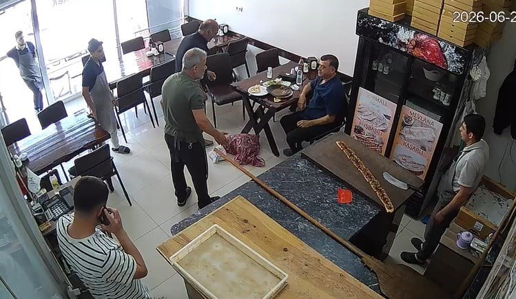 KONYA'NIN YUNAK İLÇESİNDE ETLİ EKMEK İŞLETMECİSİ, MÜŞTERİSİNİN BOĞAZINA YEMEK KAÇMASI SONUCU...