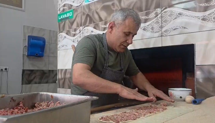 KONYA'NIN YUNAK İLÇESİNDE ETLİ EKMEK İŞLETMECİSİ, MÜŞTERİSİNİN BOĞAZINA YEMEK KAÇMASI SONUCU...