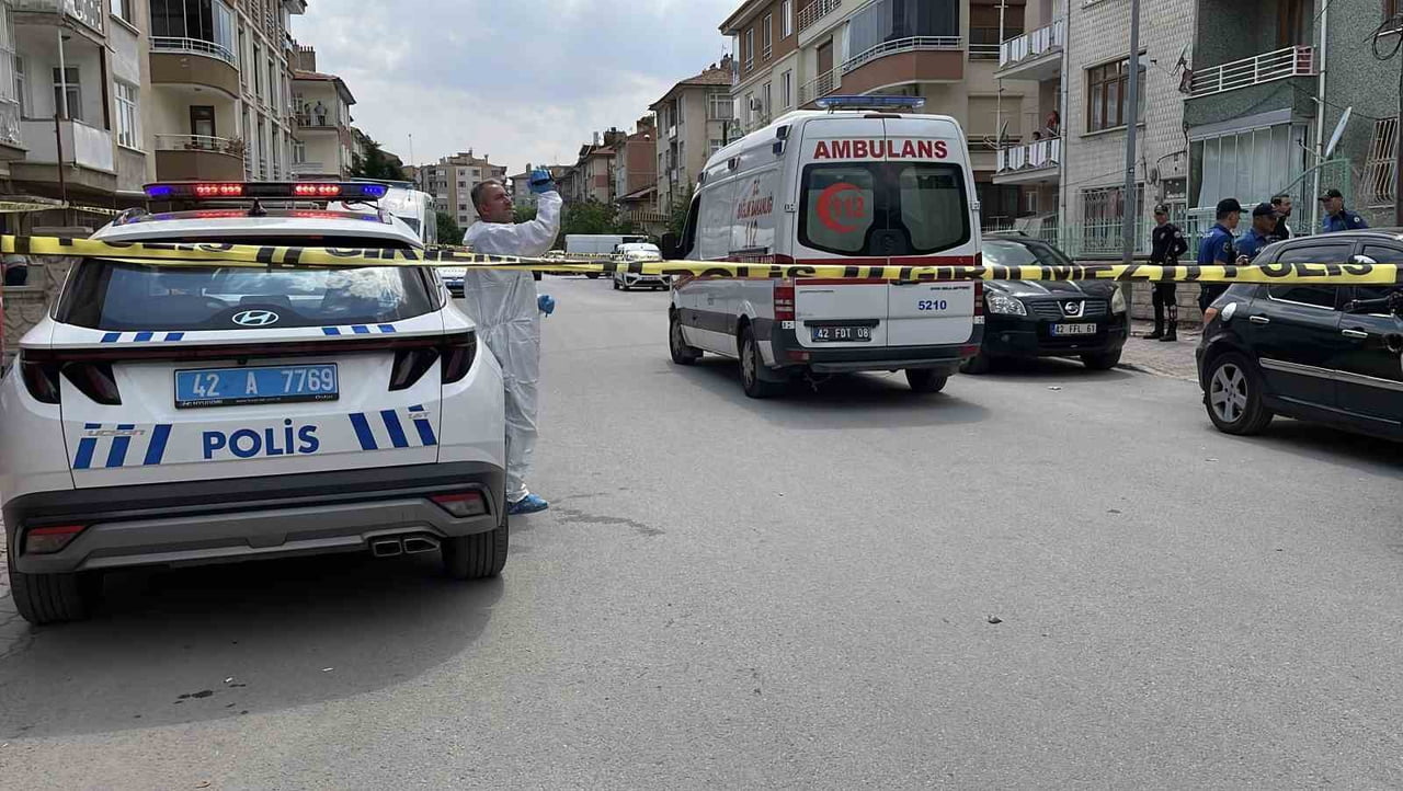 KONYA’DA 1 KİŞİ TARTIŞTIĞI KIZ KARDEŞİ VE ÜVEY ANNESİNİN BOĞAZINI KESEREK ÖLDÜRDÜ. EVDE BULUNAN...
