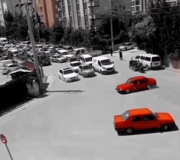 KONYA’DA DÜĞÜN KONVOYUNUN ÖNÜNÜ KESEREK DRİFT YAPTIĞI BELİRLENEN SÜRÜCÜYE POLİS EKİPLERİ...