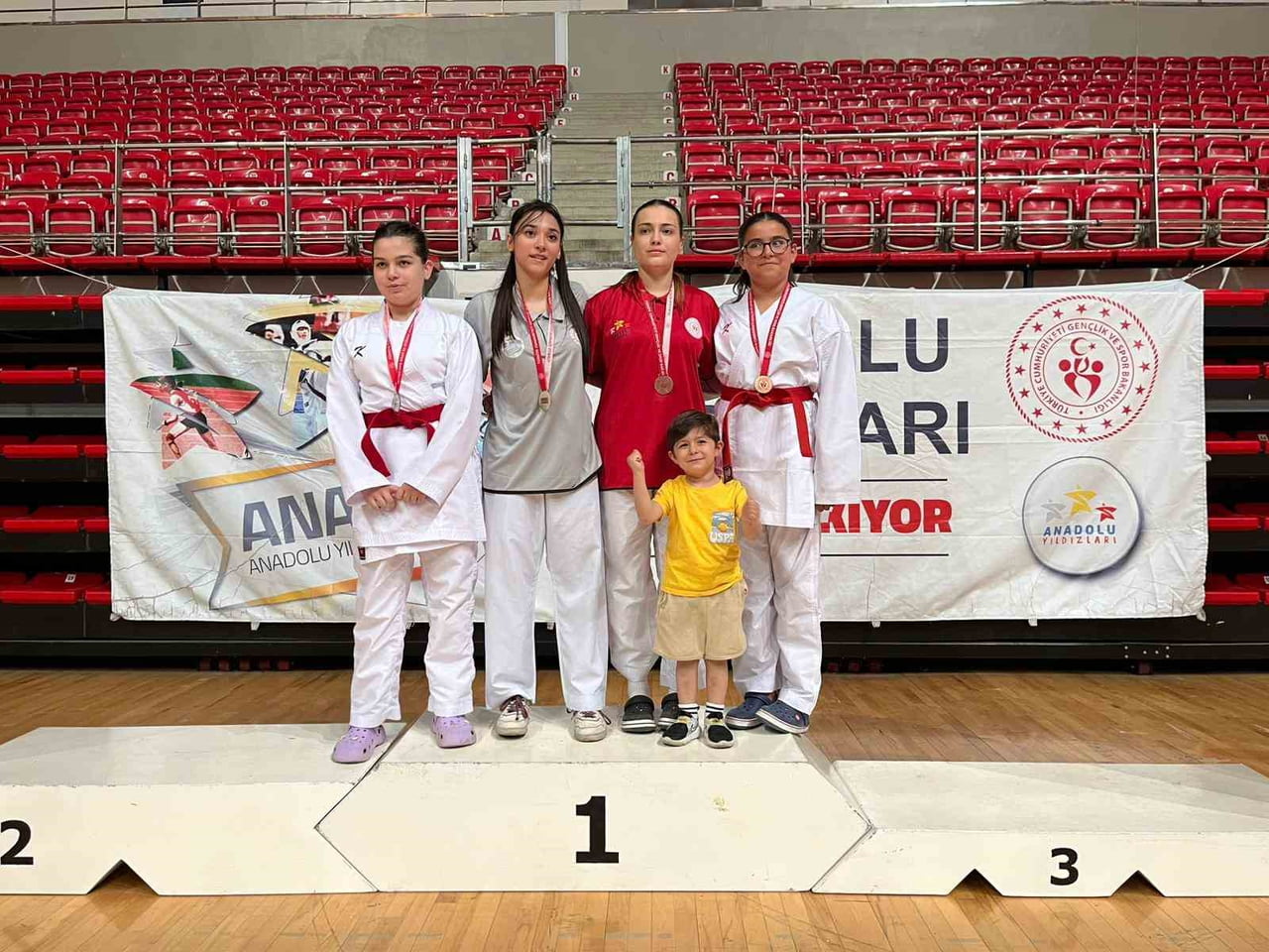 KONYA’DA DÜZENLENEN ANADOLU YILDIZLAR LİGİ KARATE 1. ETAP 4. GRUP MÜSABAKALARINDA MÜCADELE EDEN...