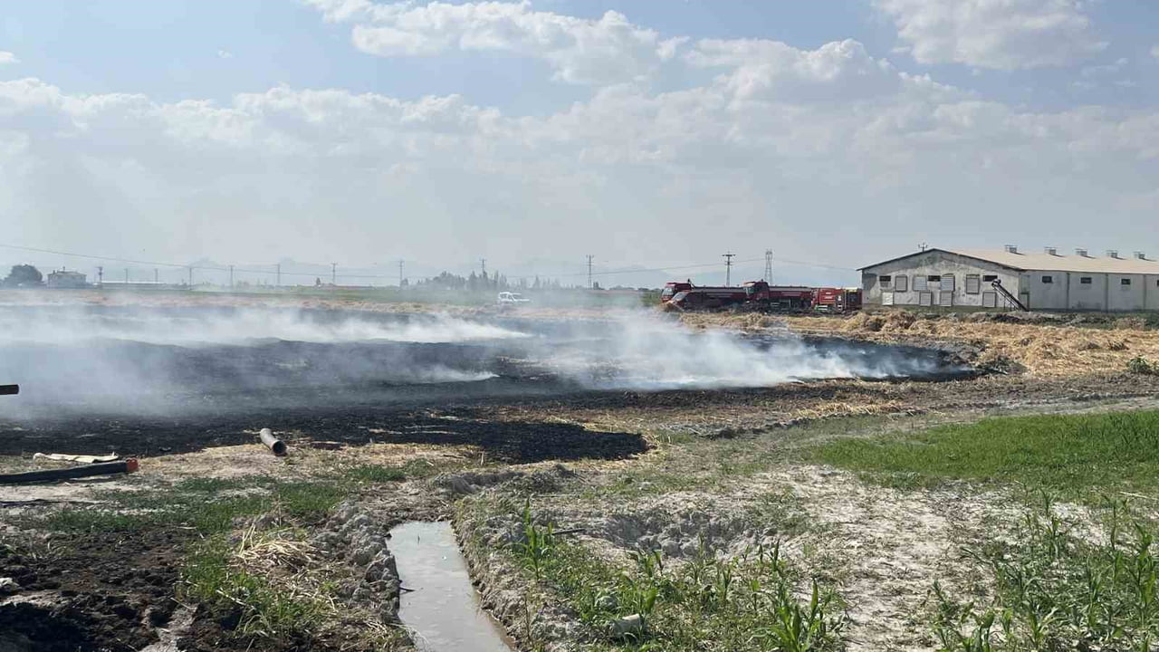 KONYA’DA HASAT EDİLMİŞ TARLADA BULUNAN ANIZLARDA ÇIKAN YANGIN PANİĞE NEDEN OLDU.