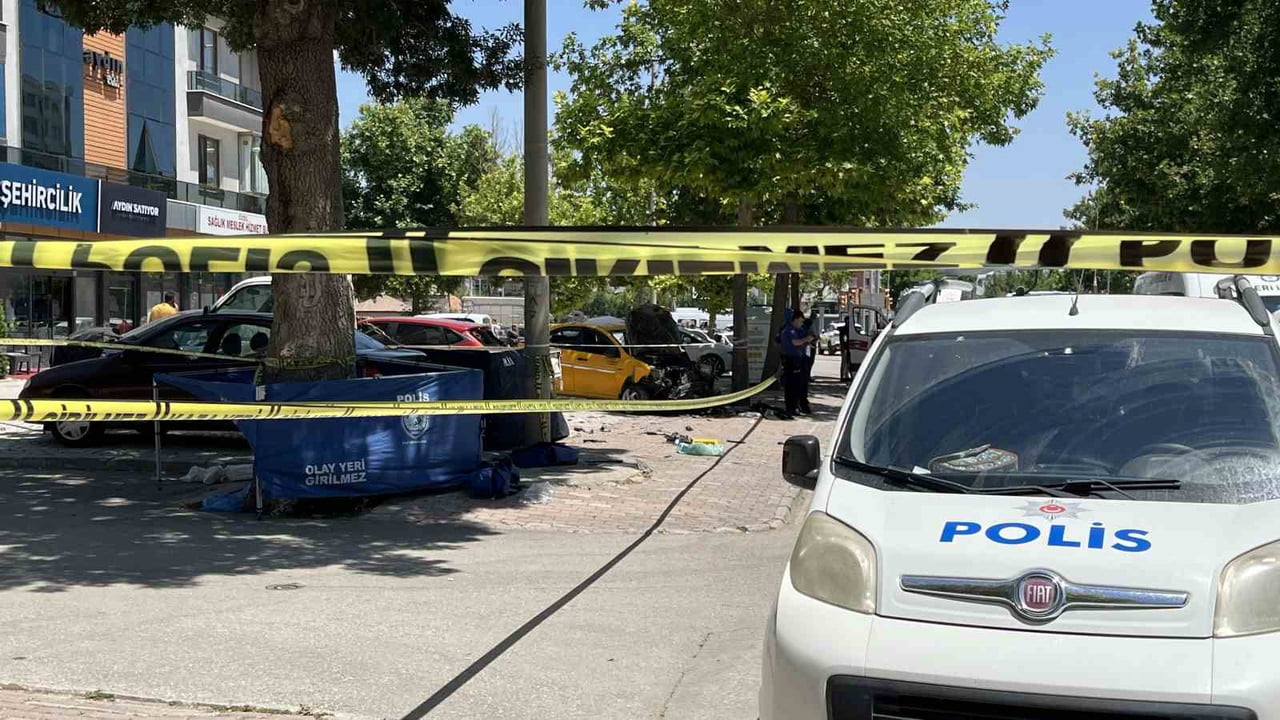 KONYA’DA KONTROLDEN ÇIKAN TİCARİ TAKSİNİN ÇARPTIĞI KALDIRIMDA YÜRÜYEN ANNE VE KIZI HAYATINI...