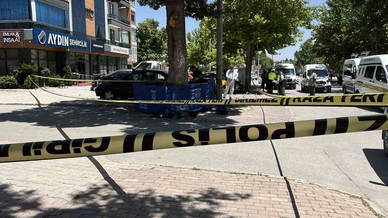 KONYA’DA KONTROLDEN ÇIKAN TİCARİ TAKSİNİN ÇARPTIĞI KALDIRIMDA YÜRÜYEN ANNE VE KIZI HAYATINI...