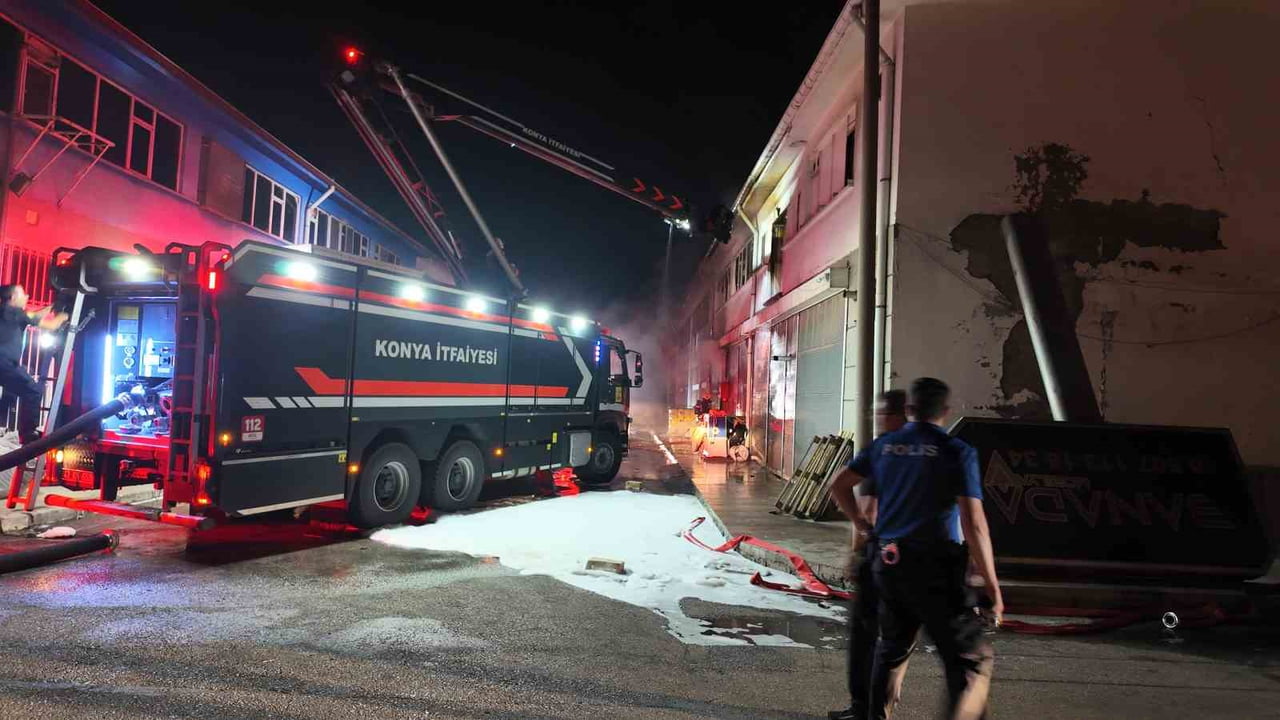 KONYA’DA MOBİLYA İMALATHANESİNDE ÇIKAN YANGIN PANİĞE NEDEN OLDU.