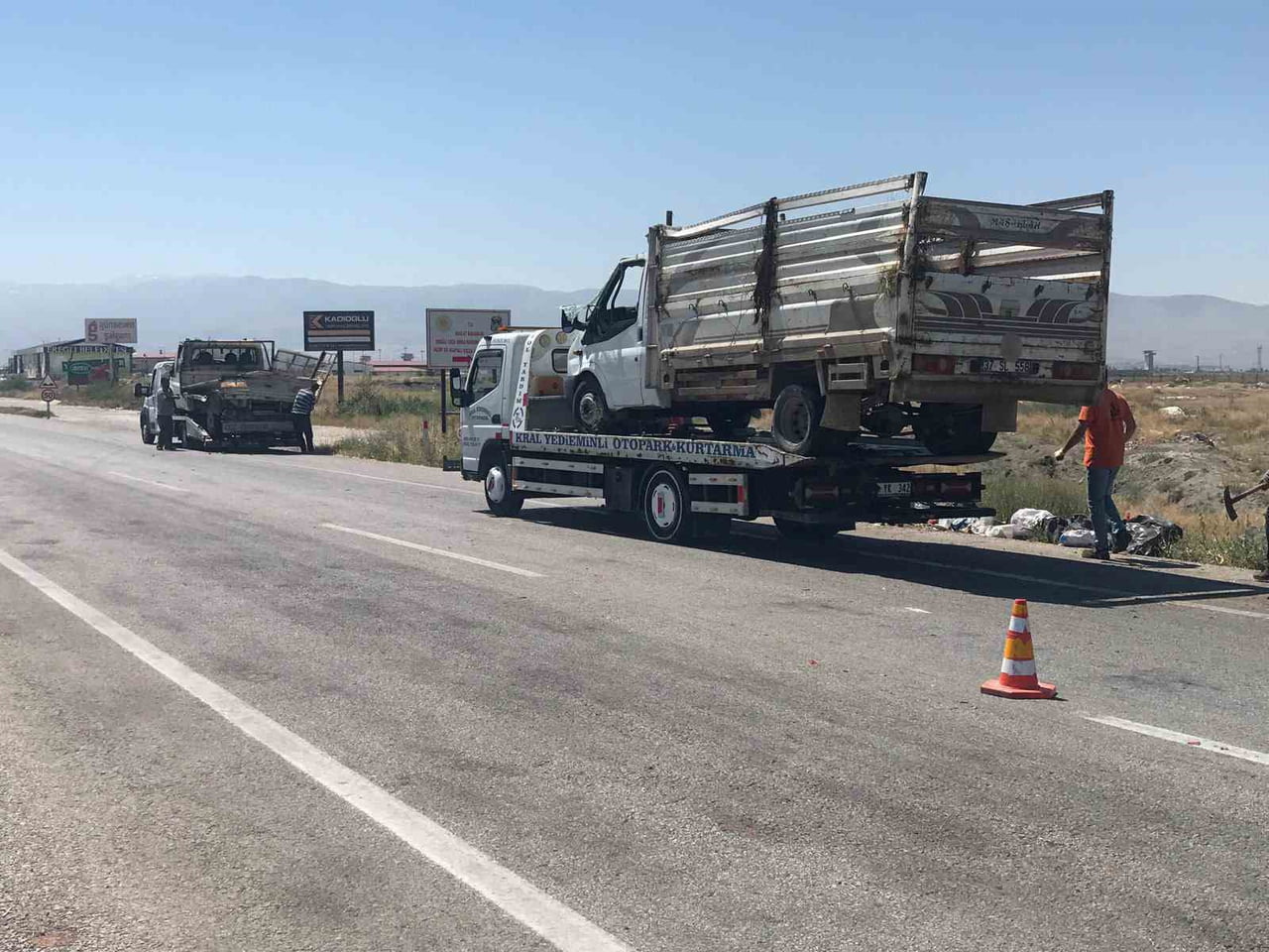 KONYA’NIN EREĞLİ İLÇESİNDE KAMYONETLERİN ÇARPIŞTIĞI KAZADA, HER İKİ SÜRÜCÜDE...
