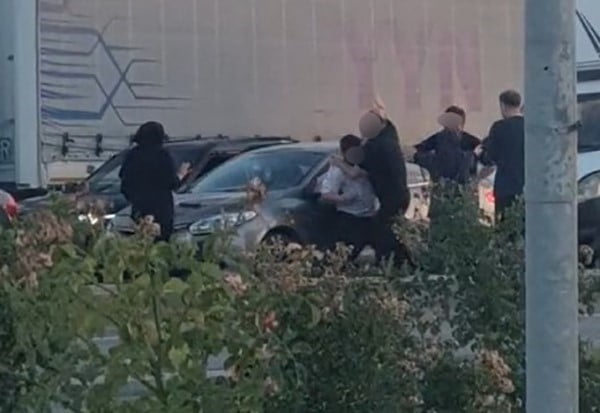 KONYA’NIN ILGIN İLÇESİNDE TRAFİKTE ÇIKAN YUMRUKLU KAVGA, BAŞKA BİR ARAÇTA BULUNAN VATANDAŞIN CEP...