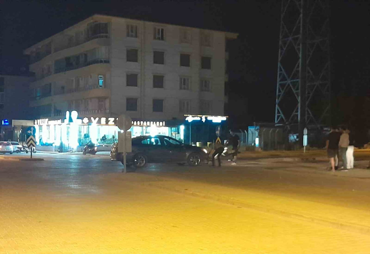 KONYA’NIN KARAPINAR İLÇESİNDE OTOMOBİLLE ÇARPIŞAN MOTOSİKLETİN SÜRÜCÜSÜ YARALANDI.