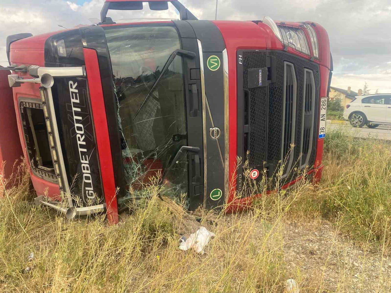 KONYA’NIN KULU İLÇESİNDE KERESTE YÜKLÜ TIRIN ŞARAMPOLE DEVRİLMESİ SONUCU SÜRÜCÜ...