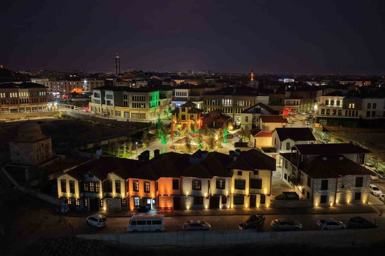 KONYA’NIN MERKEZ MERAM İLÇE BELEDİYESİNİN DEV DÖNÜŞÜM PROJESİ SURİÇİ ÇARŞISI'NIN EN DİKKAT ÇEKİCİ...
