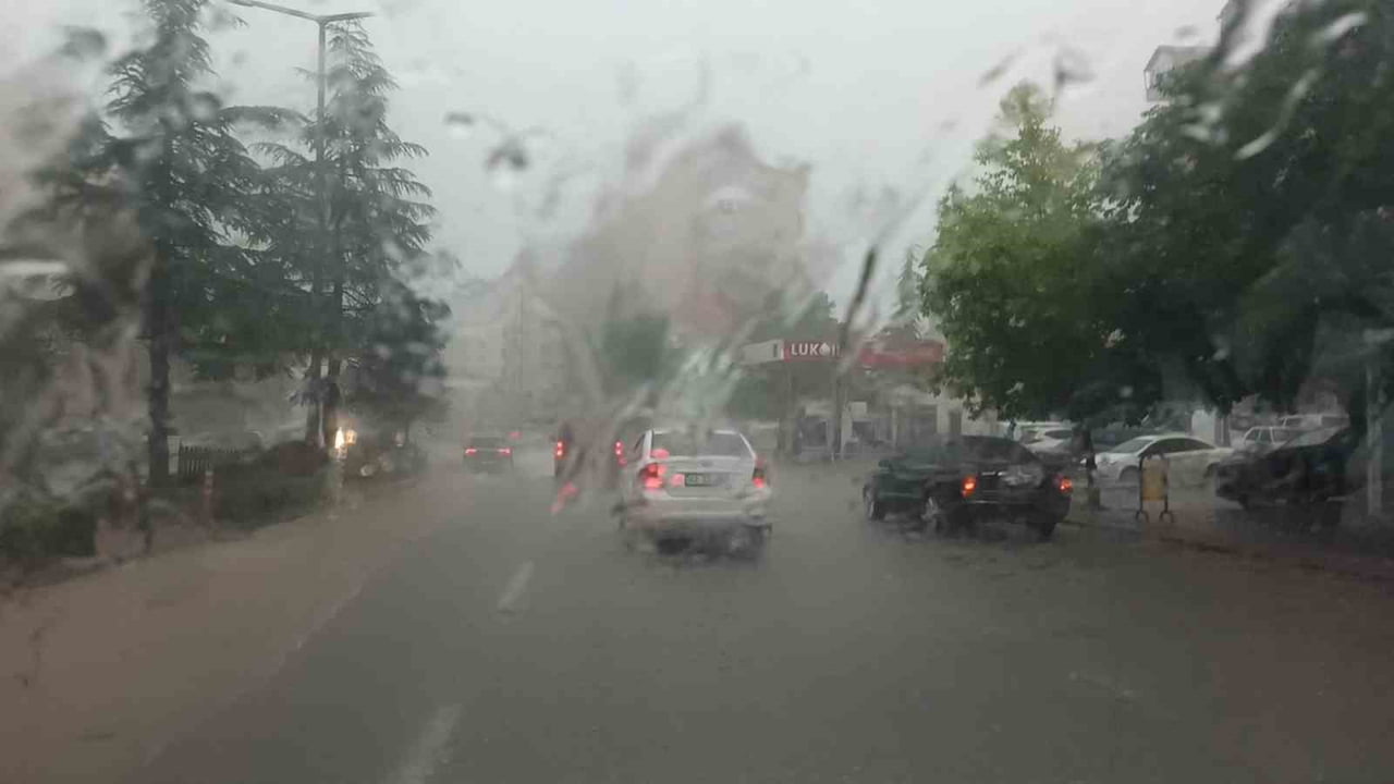 KONYA’NIN SEYDİŞEHİR İLÇESİNDE ANİDEN BASTIRAN ŞİDDETLİ YAĞMUR YAĞIŞI ETKİLİ OLDU. BAZI İŞ YERLERİ...