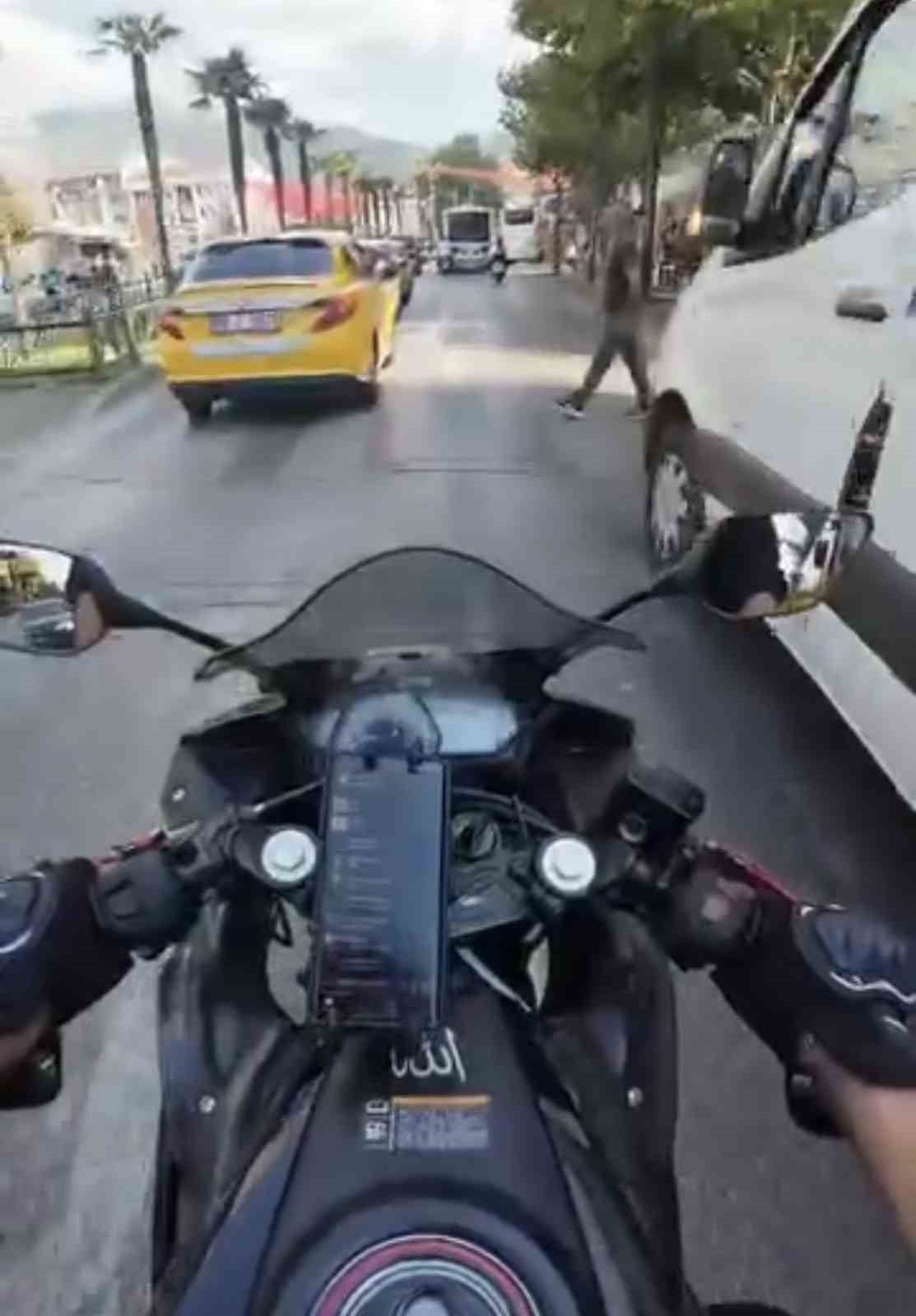 KÖR NOKTADA KALAN YAYAYA MOTOSİKLET ÇARPTI, O ANLAR KASK KAMERASINDA
