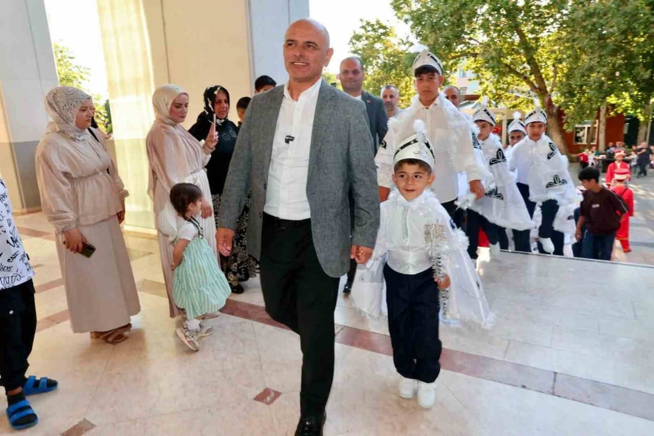 KÖRFEZ'DE ORGANİZE EDİLEN GELENEKSEL SÜNNET ŞÖLENİNDE 62 ÇOCUK İÇİN ETKİNLİK...