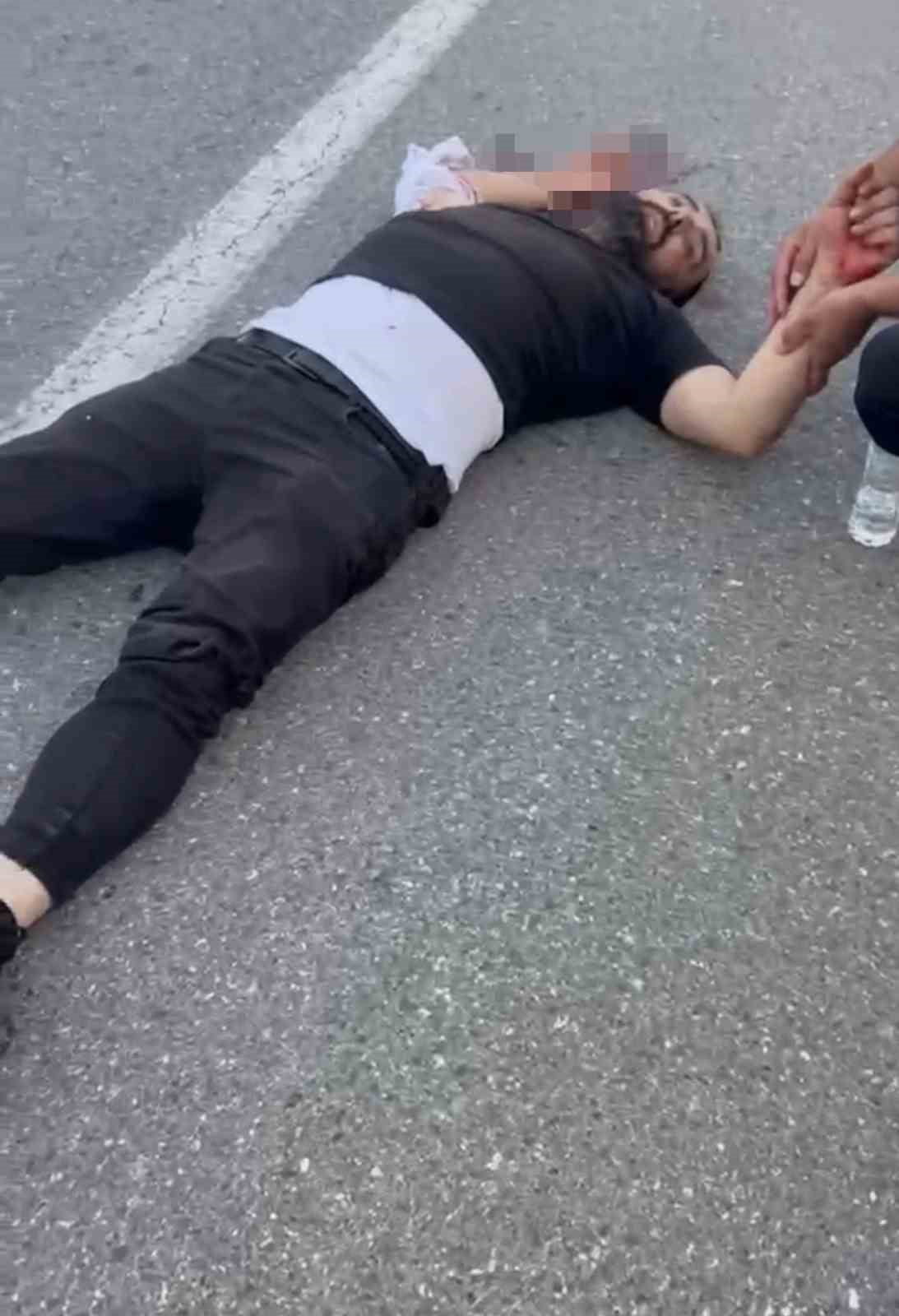 KORHAN YAYLASI YOLUNDA MOTOSİKLET BARİYERLERE ÇARPTI: 2 GENÇ AĞIR YARALANDI