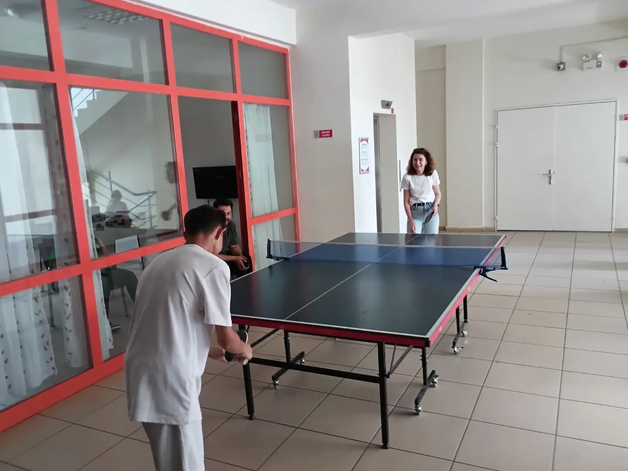 KORUMA ALTINDAKİ GENÇLER MASA TENİSİ TURNUVASINDA BULUŞTU