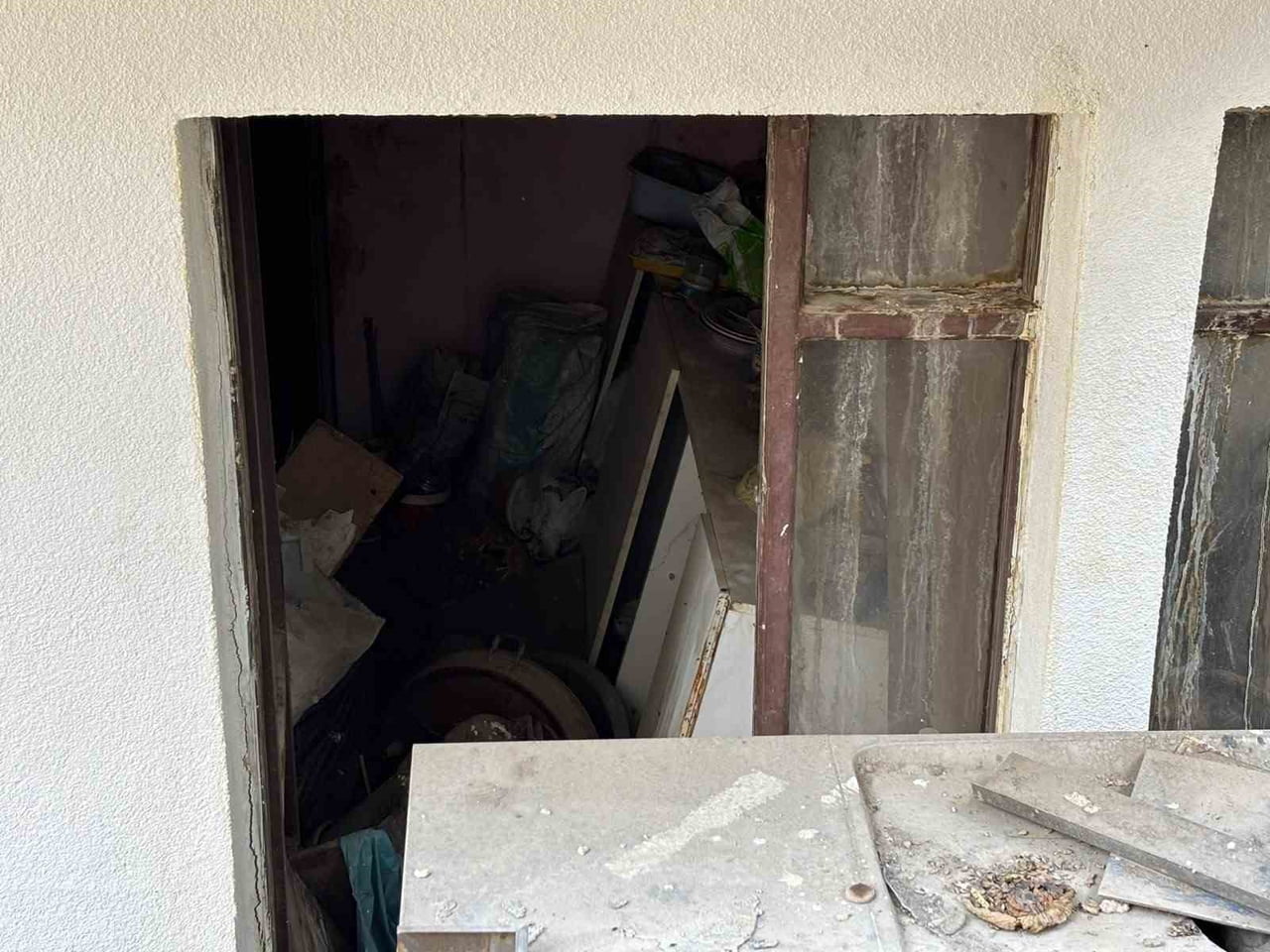 KÖTÜ KOKU İHBARI ÜZERİNE HAREKETE GEÇEN BELEDİYE EKİPLERİ, ÇÖP EVE DÖNÜŞTÜRÜLMÜŞ DAİREDEN BİR...