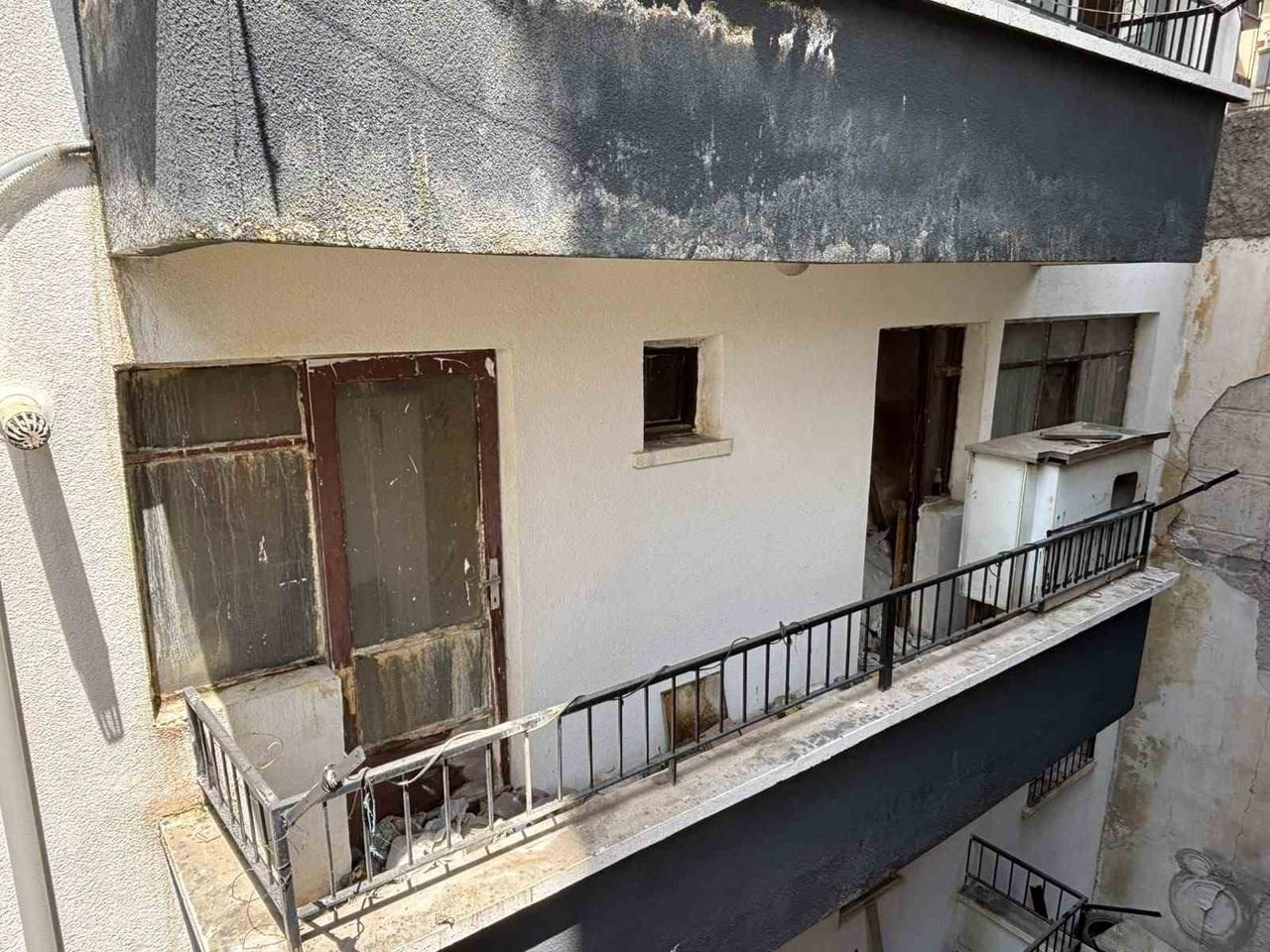 KÖTÜ KOKU İHBARI ÜZERİNE HAREKETE GEÇEN BELEDİYE EKİPLERİ, ÇÖP EVE DÖNÜŞTÜRÜLMÜŞ DAİREDEN BİR...
