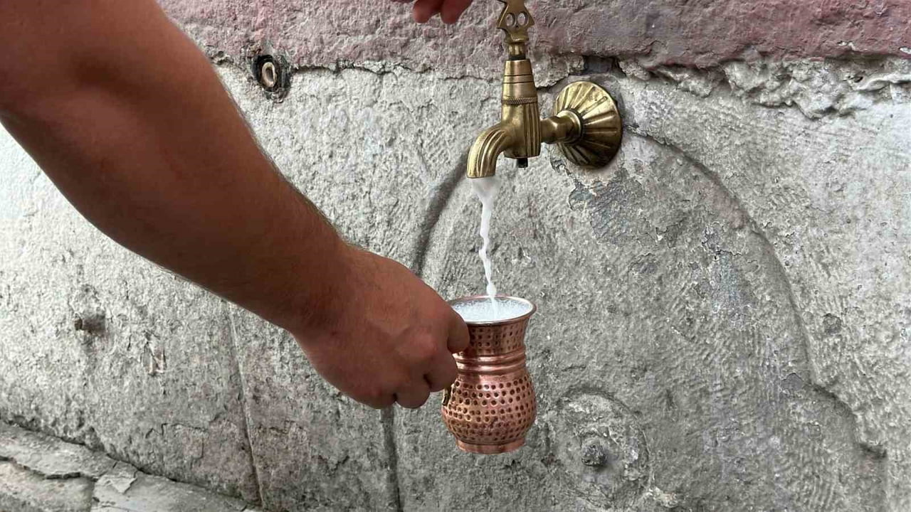 KÖY MEYDANINDAKİ ÇEŞMEDEN AYRAN İKRAM EDİLDİ