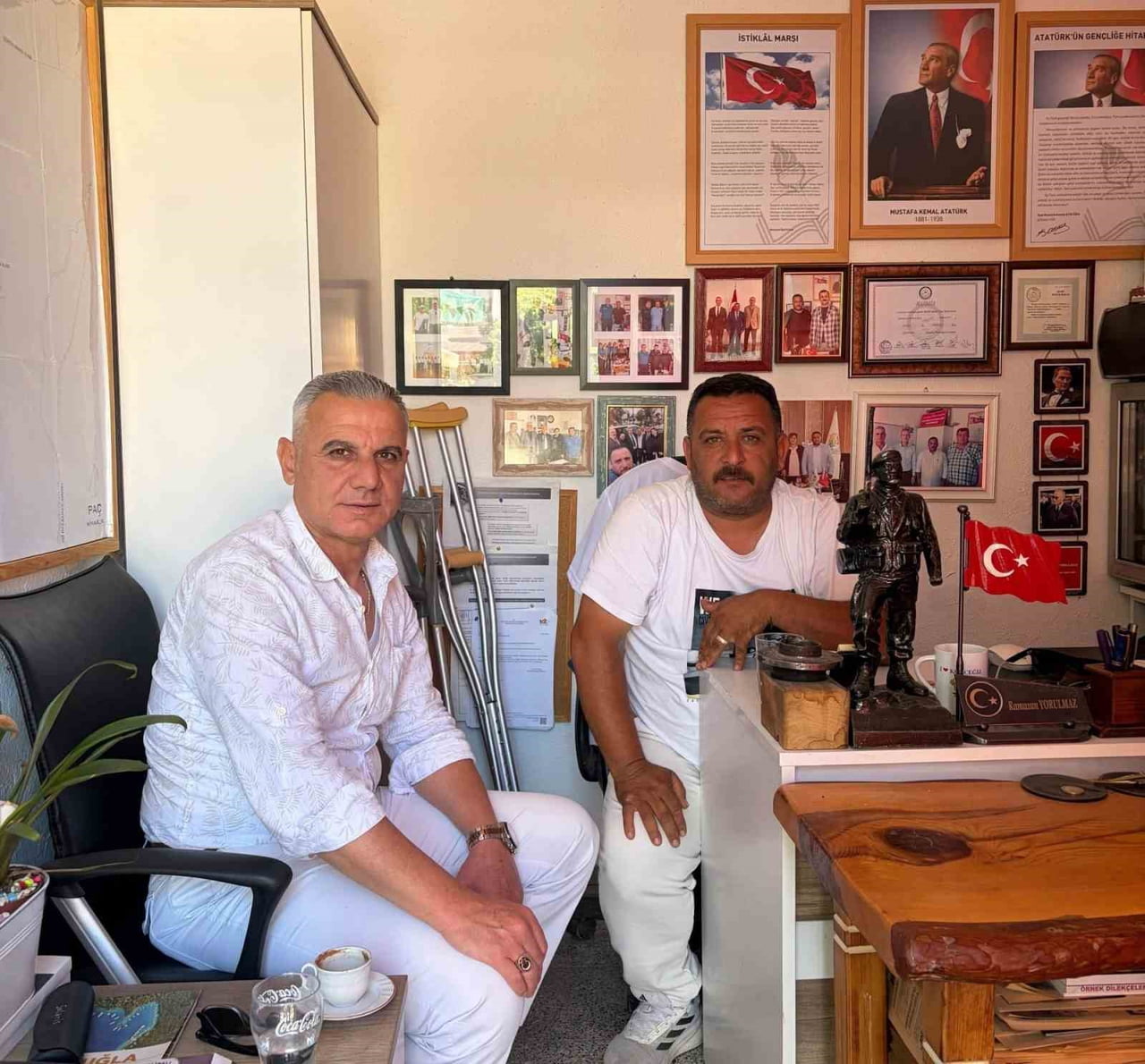 KÖYCEĞİZLİ MUHTAR YORULMAZ, KIRIK AYAĞI İLE GÖREVİNİ SÜRDÜRÜYOR