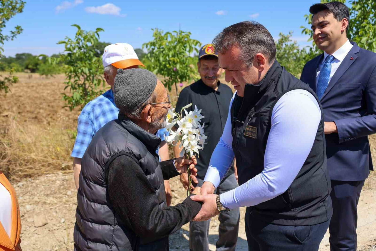 KÖYÜNÜN SICAK ASFALTINI 90 YAŞINDAKİ İLYAS AMCA DÖKTÜ