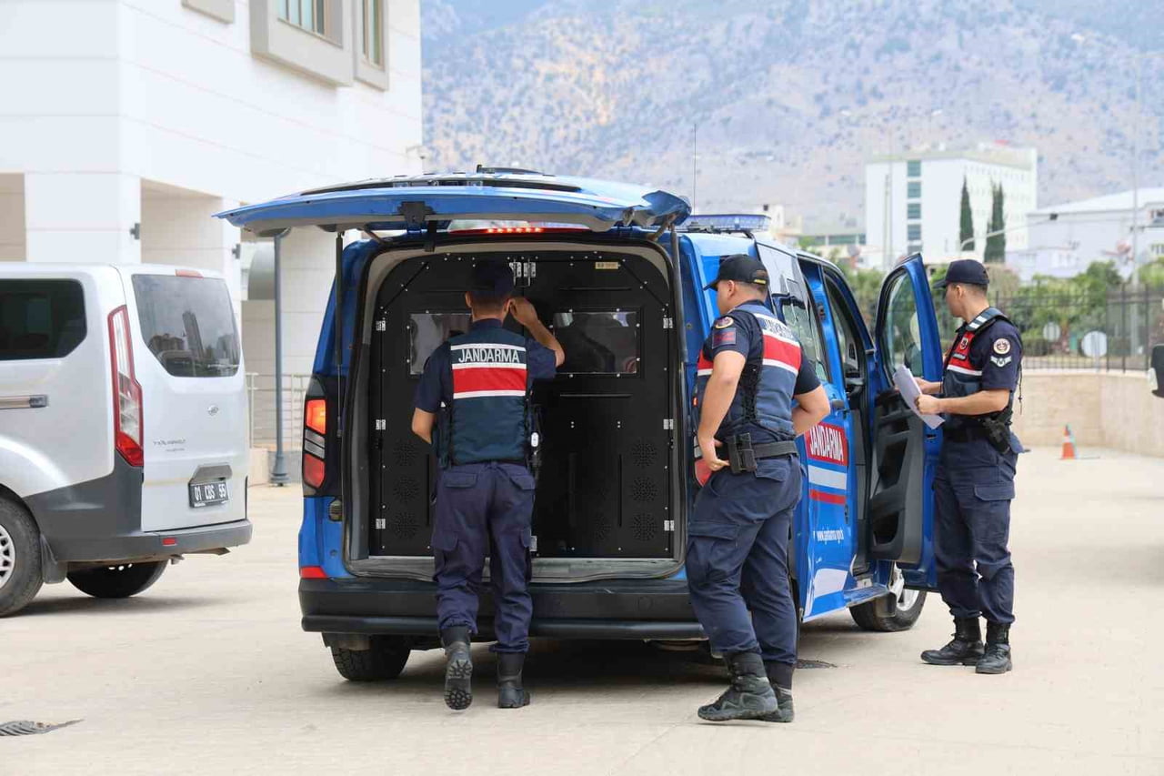 KOZAN'DA ‘YAĞMA’ SUÇUNDAN ARANAN FİRARİLER JANDARMA OPERASYONU İLE YAKALANDI