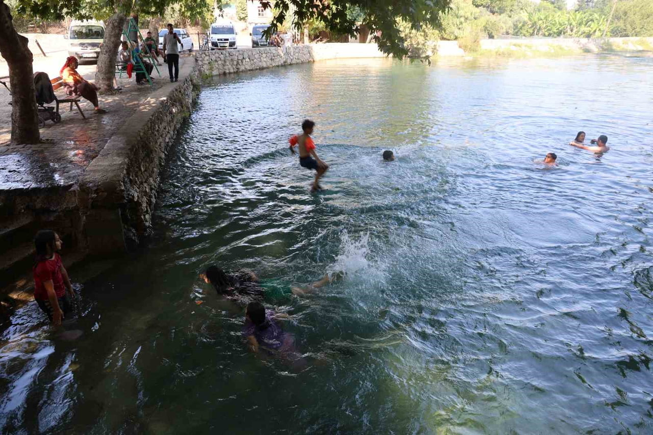 KOZAN İLÇESİNDE BUNALAN GENÇLER VE ÇOCUKLAR SERİNLEMEK İÇİN DOĞAL SU KAYNAKLARINA AKIN...