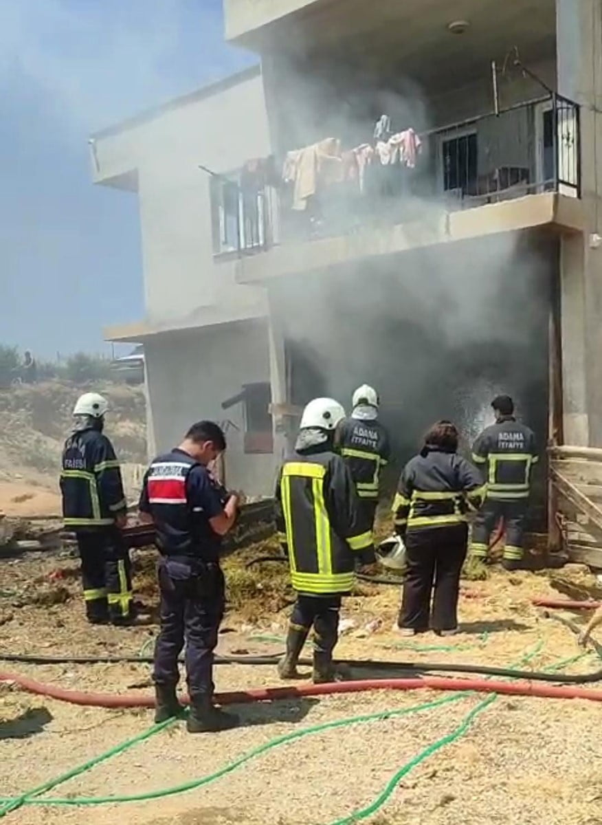 KOZAN İLÇESİNDE ÇIKAN YANGINDA BİR EVİN ZEMİN KATINDA DEPOLANAN SAMAN BALYALARI KÜLE...