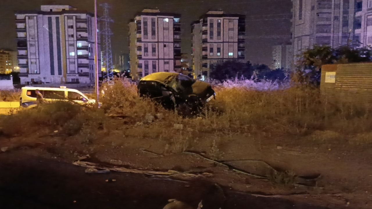 KOZAN İLÇESİNDE KONTROLDEN ÇIKARAK TAKLA ATAN OTOMOBİLDEKİ 2 KİŞİ YARALANDI.